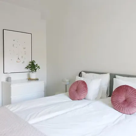 Modern 2 Bedroom With Garage & Sauna By Nordic Collection דירה הלסינקי